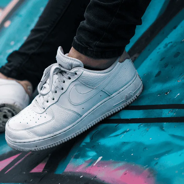 Nettoyer Air Force One blanches et entretenir des baskets blanches
