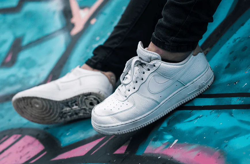 Nettoyer Air Force One blanches et entretenir des baskets blanches