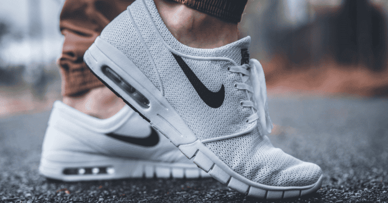éviter les plis sur les baskets La Nike Air Max 1 sur les pieds