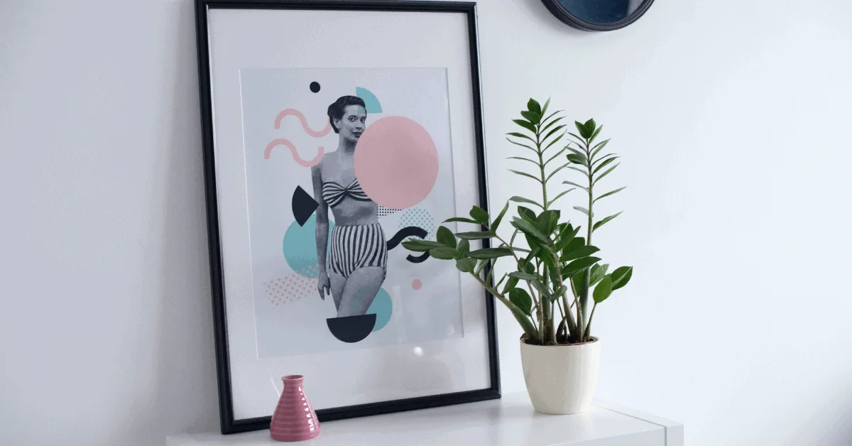 Un portrait encadré d'une femme assise sur une table à côté d'une plante.