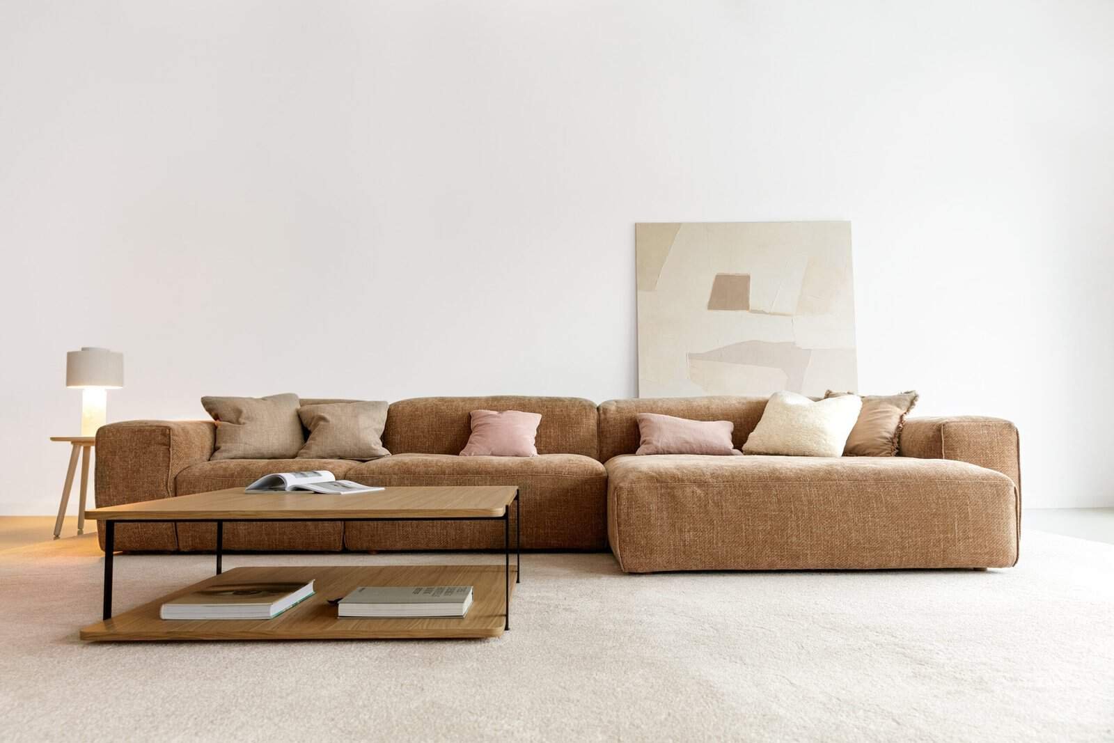 Un salon avec un canapé beige et une table basse imaginés par Quatuor Design.