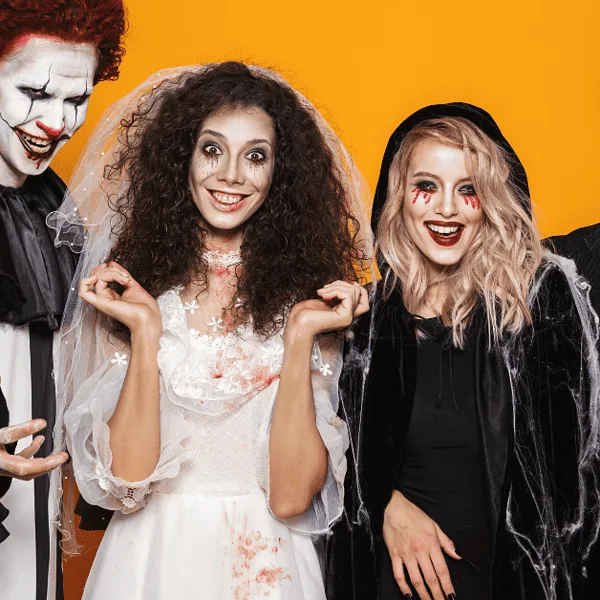 maquillage halloween facile Un groupe de personnes posant pour une photo d'Halloween.