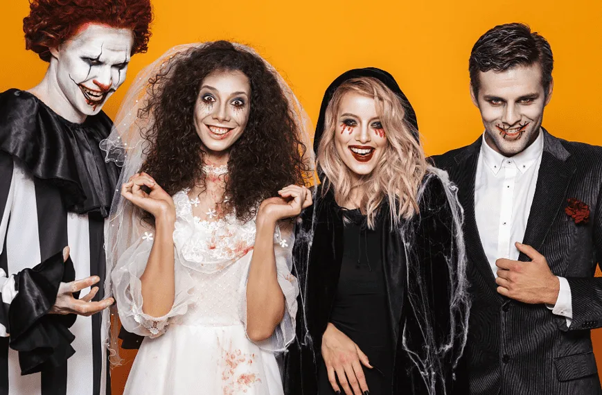 maquillage halloween facile Un groupe de personnes posant pour une photo d'Halloween.