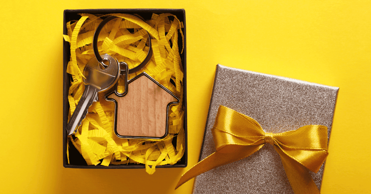 Un coffret cadeau avec une maison en bois et un porte-clés pour pendaison de crémaillère.
