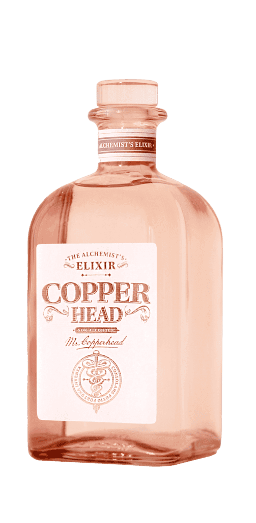 Une bouteille transparente de couleur cuivrée étiquetée « The Alchemist's Elixir Copperhead » offre une expérience apéritive sans alcool. Cette création de marque belge présente un texte décoratif et un symbole de caducée stylisé, reflétant l'élégance et la tradition.