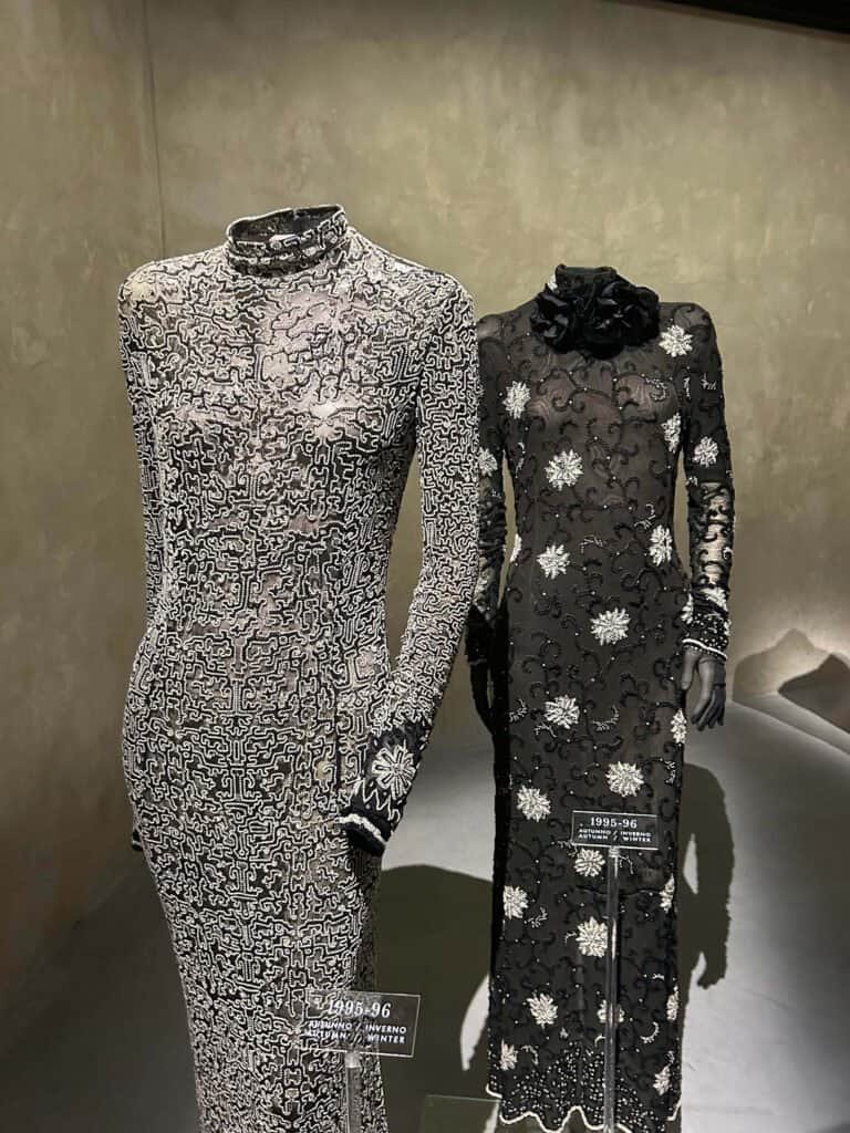Deux mannequins présentant des robes de soirée en dentelle élaborées dans la fondation Armani lors d'un week-end à Milan.