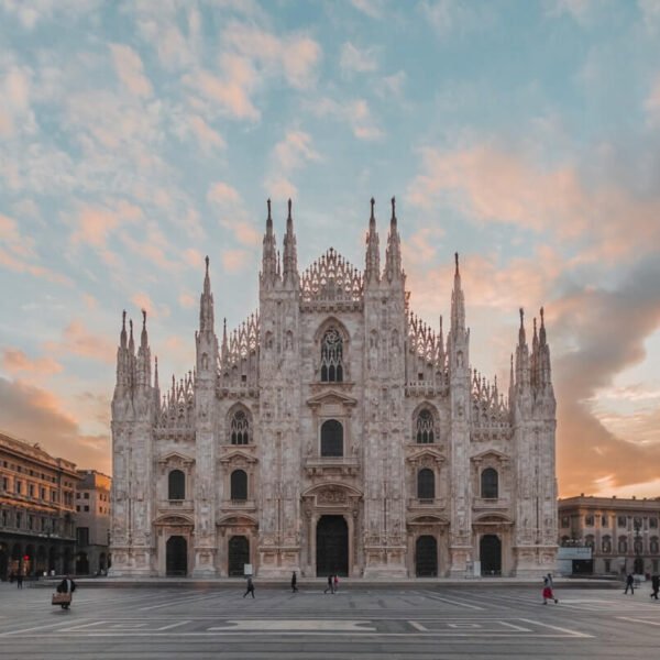 Cathédrale de Milan (duomo di Milano) au coucher du soleil avec des gens sur la place pendant un week-end à Milan.