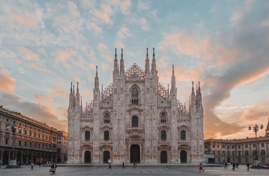 Cathédrale de Milan (duomo di Milano) au coucher du soleil avec des gens sur la place pendant un week-end à Milan.