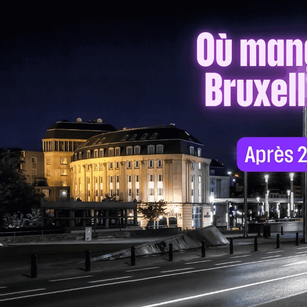 Vue nocturne de la rue de Bruxelles avec des bâtiments éclairés et une légende en français indiquant « Où manger à Bruxelles ? Après 23H », ce qui se traduit par « Où manger à Bruxelles ? Après 23H ». Découvrez les restaurants ouverts tard à Bruxelles.Découvrez les meilleurs restaurants ouverts tard le soir à Bruxelles ! Après un spectacle ou pour prolonger un bon moment entre amis, découvrez où manger et boire à presque toute heure.