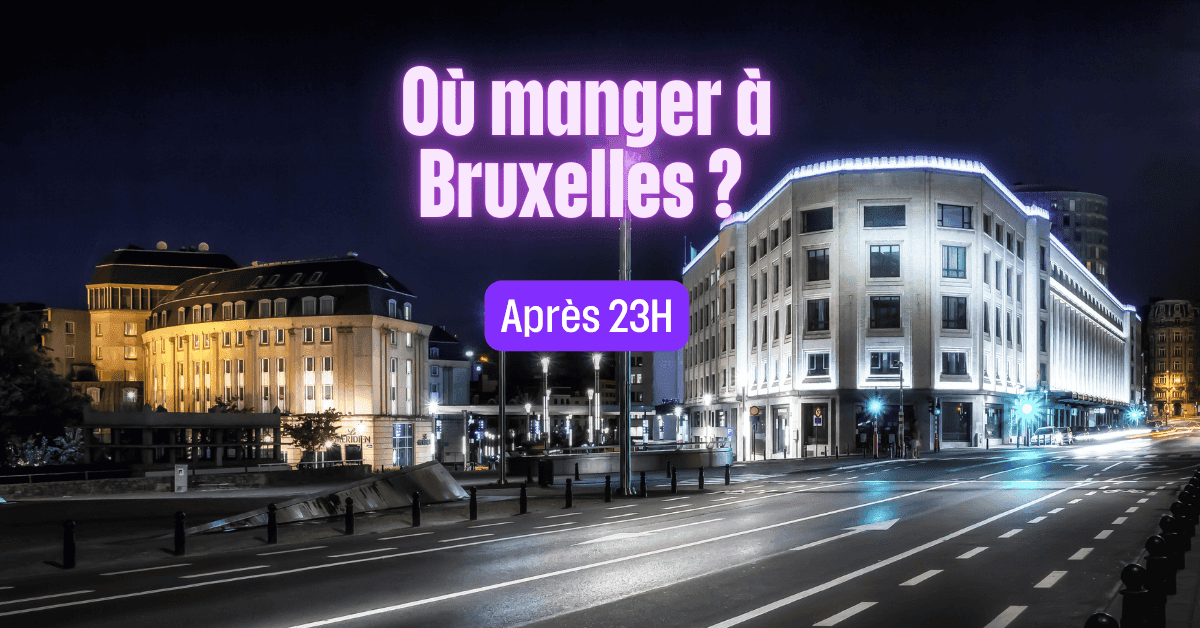 Vue nocturne de la rue de Bruxelles avec des bâtiments éclairés et une légende en français indiquant « Où manger à Bruxelles ? Après 23H », ce qui se traduit par « Où manger à Bruxelles ? Après 23H ». Découvrez les restaurants ouverts tard à Bruxelles.Découvrez les meilleurs restaurants ouverts tard le soir à Bruxelles ! Après un spectacle ou pour prolonger un bon moment entre amis, découvrez où manger et boire à presque toute heure.