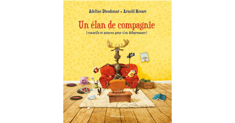 Un élan de dessin animé est assis sur une chaise sur la couverture d'un livre intitulé « Un élan de compagnie » d'Adeline Dieudonné et Arnold Hovart, avec divers objets ménagers autour.