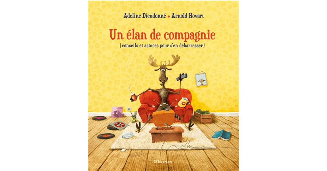 Un élan de dessin animé est assis sur une chaise sur la couverture d'un livre intitulé « Un élan de compagnie » d'Adeline Dieudonné et Arnold Hovart, avec divers objets ménagers autour.